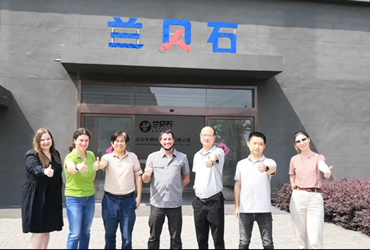 胸中翻錦繡|筆下走龍蛇-俄羅斯合作伙伴贈(zèng)禮，祝賀恒溫恒濕箱大賣(mài)。