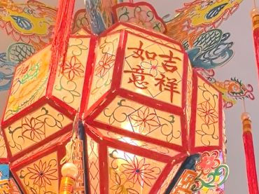 他鄉(xiāng)縱有當(dāng)頭月，不抵家鄉(xiāng)一盞燈。