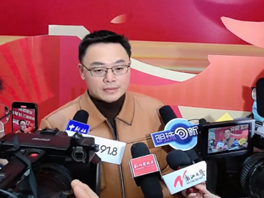 2023年，長三角鐵路年發(fā)送旅客突破8億人次，在杭州東站見證八億哥（郭均相）閃亮登場(chǎng)